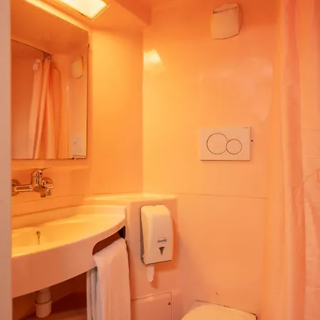 Hotel Premiere Classe / *