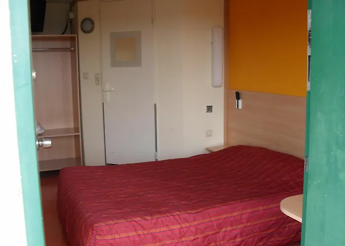 Hotell Premiere Classe / *